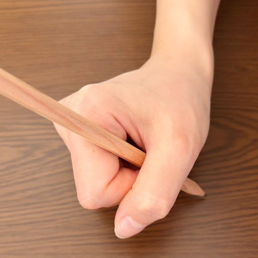 手首を曲げて握る