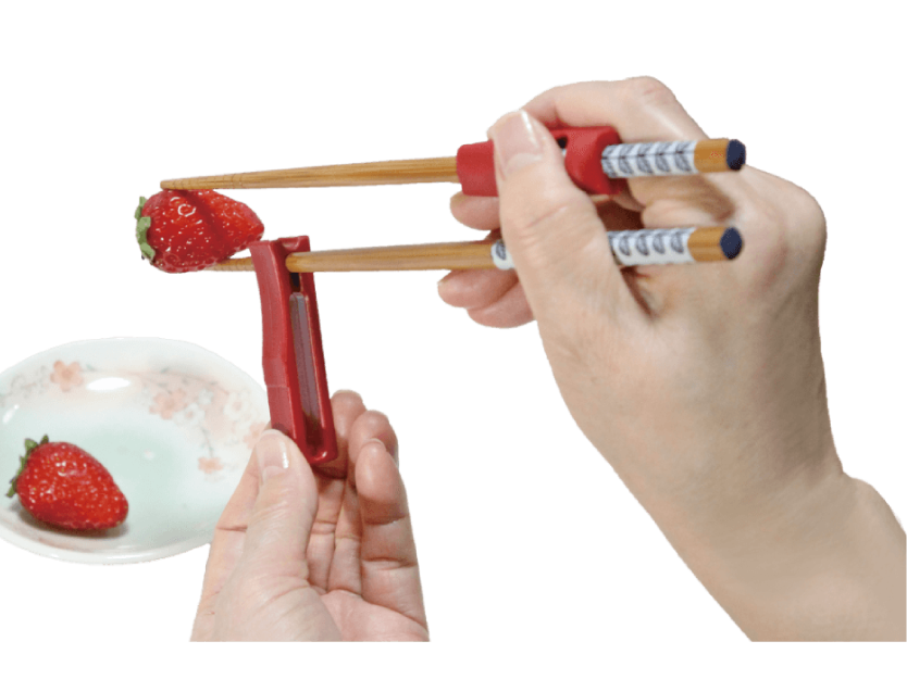 ２本のお箸をタテ使いにする・食べ物をつまみ、口に入れることもサポート