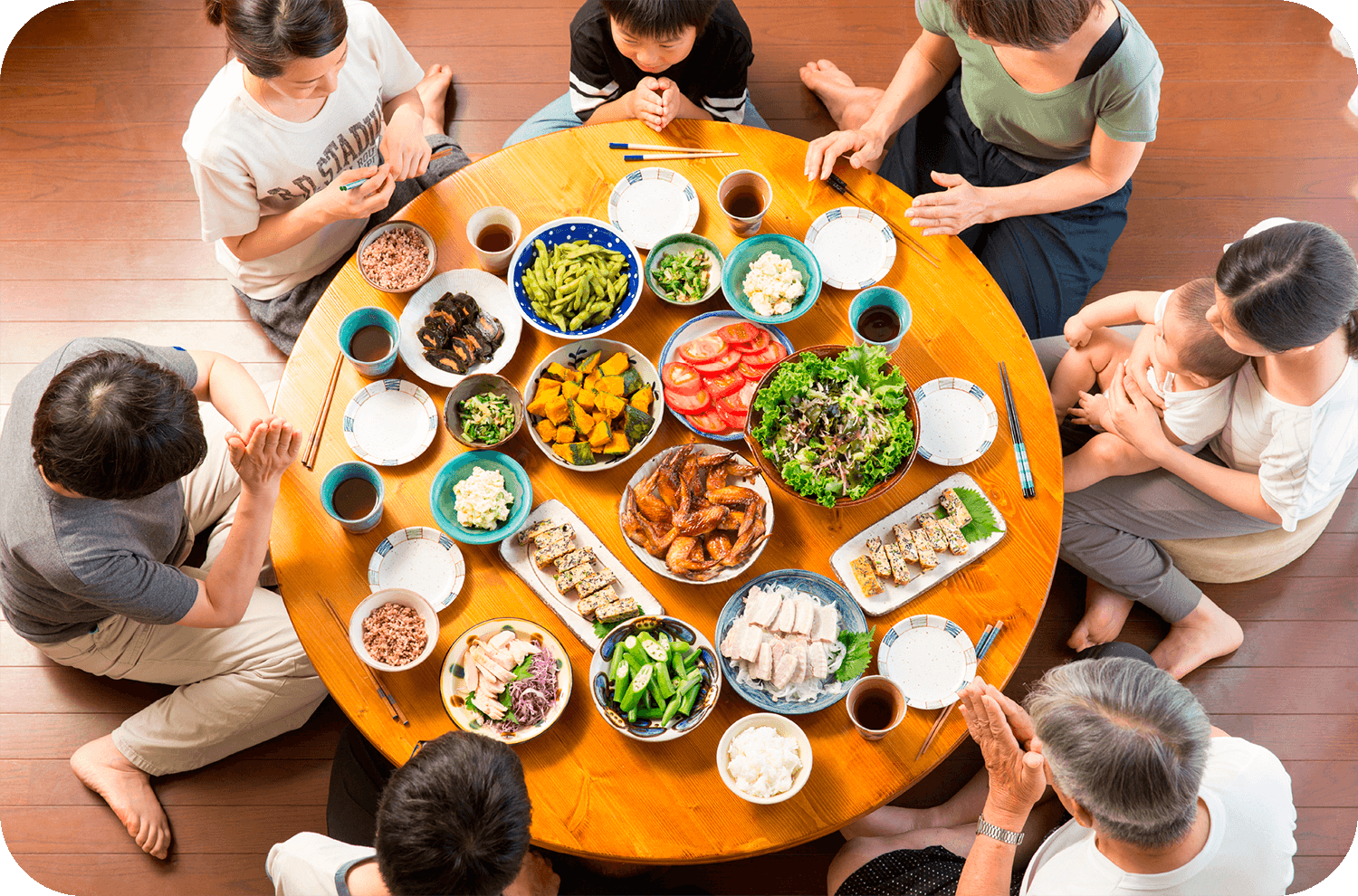 お箸を使う家族の写真