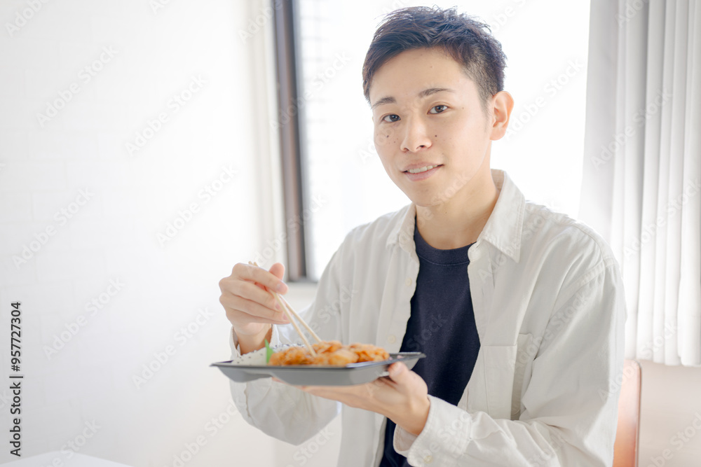 箸の持ち方を教える光景