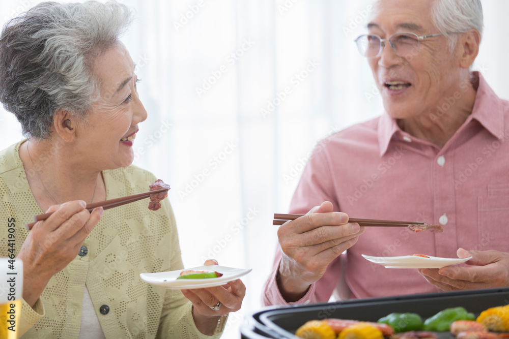 箸の持ち方を教える光景