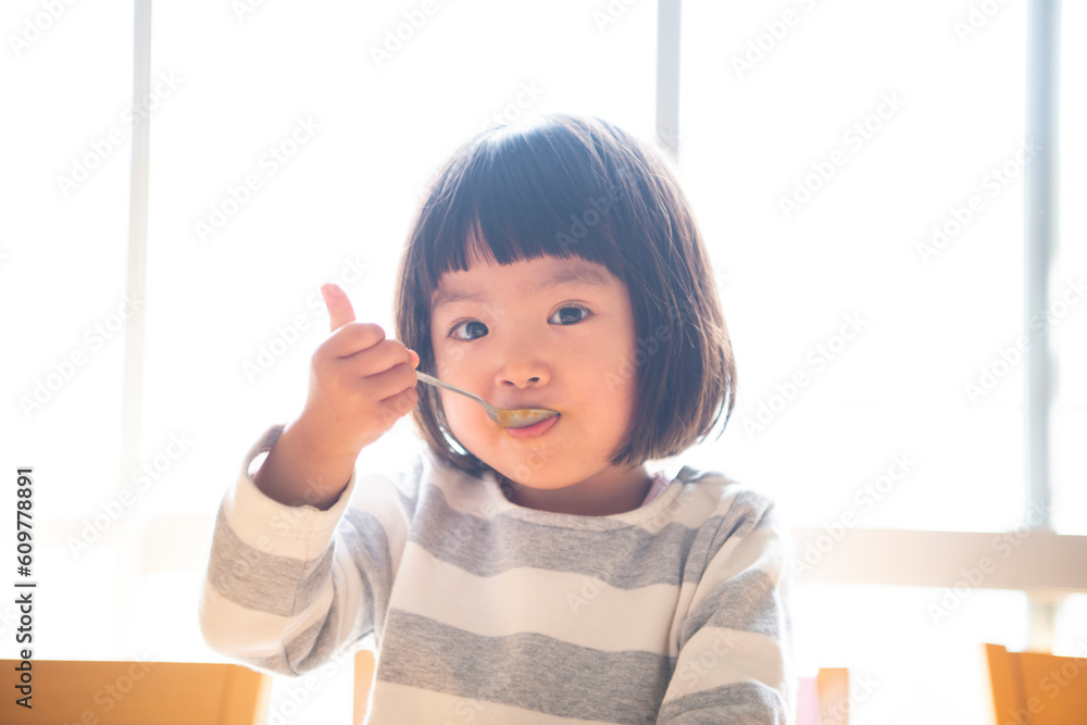 スプーンを使う女の子