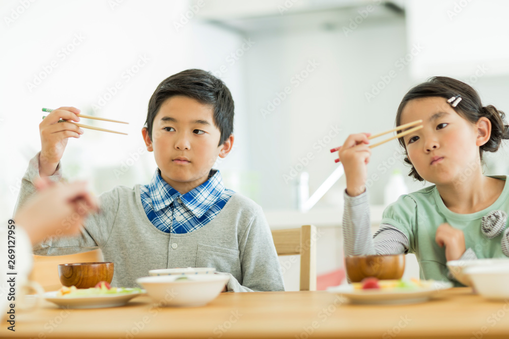 お箸を使う兄妹