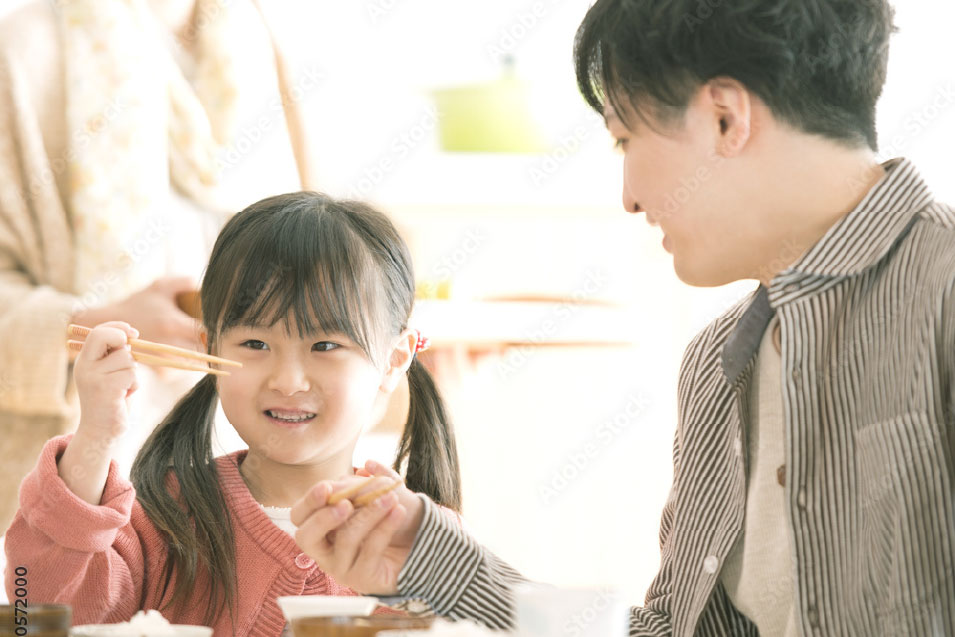 箸の持ち方を教える光景